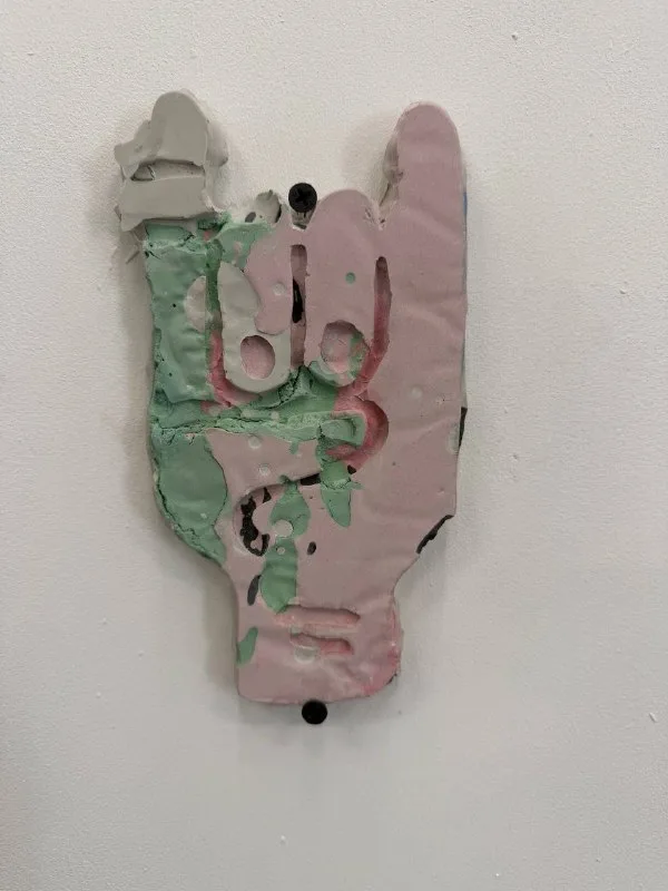 Настенная скульптура в форме кисти руки с жестом «коза».