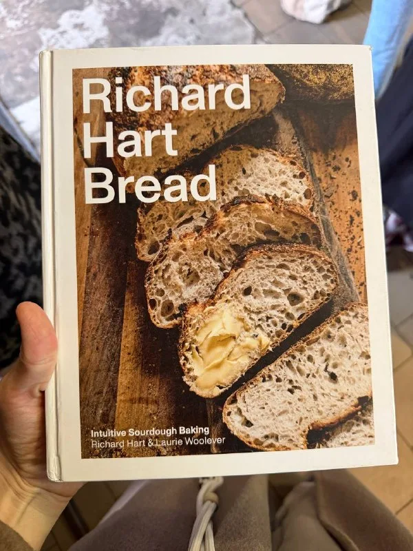 Книга Richard Hart Bread с фотографией нарезанного хлеба на обложке в руке.